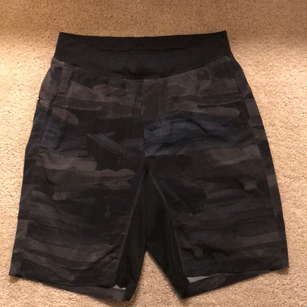 Men’s lulu lemon T.H.E Shorts.